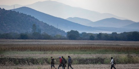 Un gruppo di richiedenti asilo tenta di attraversare la frontiera tra Grecia e Macedonia del Nord per percorrere la rotta balcanica. Idomeni, Grecia, 6 ottobre 2021 © Nicolas Economou/NurPhoto