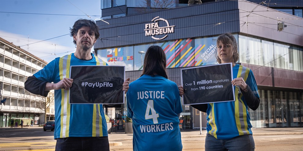 Il 9 marzo una delegazione di Amnesty Svizzera ha visitato il museo della FIFA a Zurigo per ricordare alla federazione i suoi obblighi verso i lavoratori migranti. © AICH