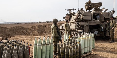 Obici depositati a Sderot, il 9 ottobre: il codice di identificazione dell'esercito statunitense indica che contengono munizioni al fosforo bianco. © Mostafa Alkharouf/Anadolu Agency via Getty Images