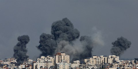 I bombardamenti sulla Striscia di Gaza da parte dell'artiglieria israeliana minacciano anche la vita delle persone prese in ostaggio dai gruppi armati palestinesi il 7 ottobre 2023. ©REUTERS/Mohammed Salem