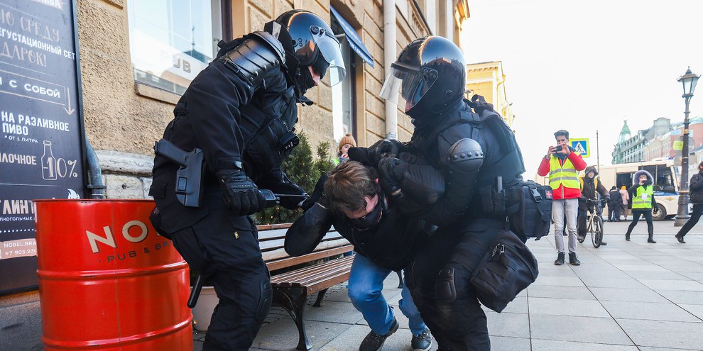 Un manifestante contro la guerra in Ucraina viene arrestato a San Pietroburgo il 3 giugno 2023 © 2022 SOPA Images