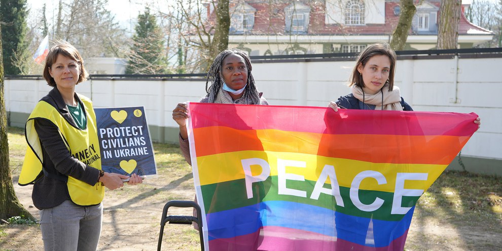 Consegna di una petizione che chiede la fine della guerra in Ucraina all'Ambasciata di Russia a Berna, marzo 2022. Questa azione è costata una multa a una collaboratrice di Amnesty. © Amnesty International