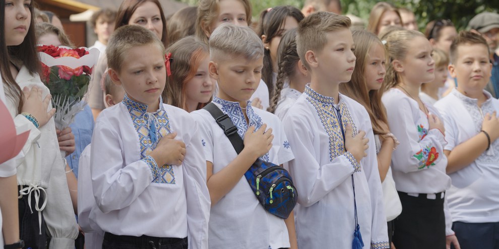 Gli insegnanti ucraini nei territori occupati dalla Russia si trovano di fronte alla dolorosa scelta di fuggire dalla loro patria o di essere costretti a insegnare un programma studiato per indottrinare gli studenti con la propaganda di stato russa. © Amnesty International