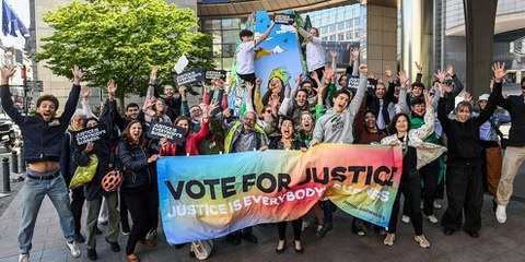Azione davanti al Parlamento europeo, a Bruxelles il 1 giugno 2023: la campagna della società civile «Justice is Everybody's Business» chiede una legislazione efficace in materia di responsabilità delle imprese. © Friends of Earth Europe