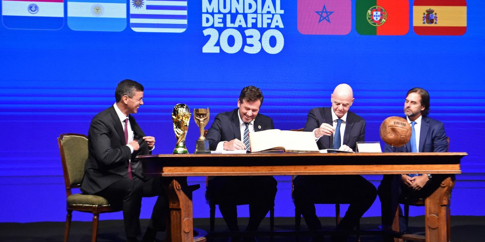 Il presidente della Conmebol Alejandro Dominguez (secondo da sinistra) e il presidente della FIFA Gianni Infantino (secondo da destra), accompagnati dal Presidente del Paraguay Santiago Peña (a sinistra) e dal Presidente dell'Uruguay Luis Lacalle (a destra), firmano l'accordo per Mondiali 2030 durante il 78esimo Congresso ordinario della Conmebol a Luque, Paraguay, 11 aprile 2024. © NORBERTO DUARTE/AFP via Getty Image