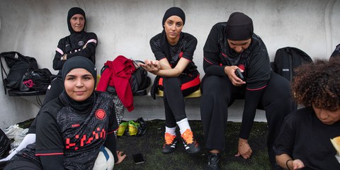 Le calciatrici del collettivo «Les Hijabeuses» si impegnano per l'annullamento del divieto del velo nel calcio francese. © Catalina Martin-Chico/Panos Pictures