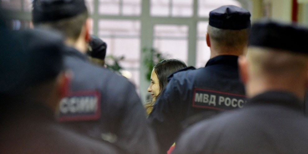 L'artista russa Alexandra Skochilenko viene scortata dalla polizia dopo essere stata condannata a sette anni di carcere nel novembre 2023 per aver criticato l'offensiva russa in Ucraina. © Olga Maltseva / AFP via Getty Images