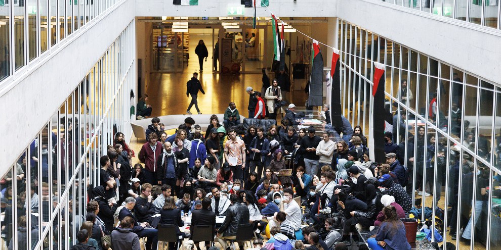 La mobilitazione legata al conflitto al Gaza in diverse università svizzere, come qui a Losanna, non dovrebbe essere l'oggetto di misure ostruzionistiche e repressive da parte degli atenei. © Keystone, Noemi Cinell