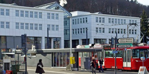 La Segreteria di Stato per la Migrazione (SEM) - qui l'edificio principale di Berna - ha sospeso le procedure e le decisioni in materia di asilo per le persone fuggite dalla Siria. © Yesuitus2001/ wikicommons
