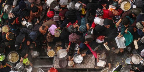 Nel febbraio 2024, le distribuzioni di razioni di cibo, coordinate dall'ONU, non comportavano ulteriori rischi per le persone palestinesi. © SAID KHATIB/AFP via Getty Images