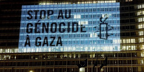 Amnesty esorta la comunità internazionale – qui un'azione alla Commissione europea – a cogliere l'opportunità del cessate il fuoco per esigere da Israele che i beni vitali possano raggiungere la popolazione civile. © Amnesty International