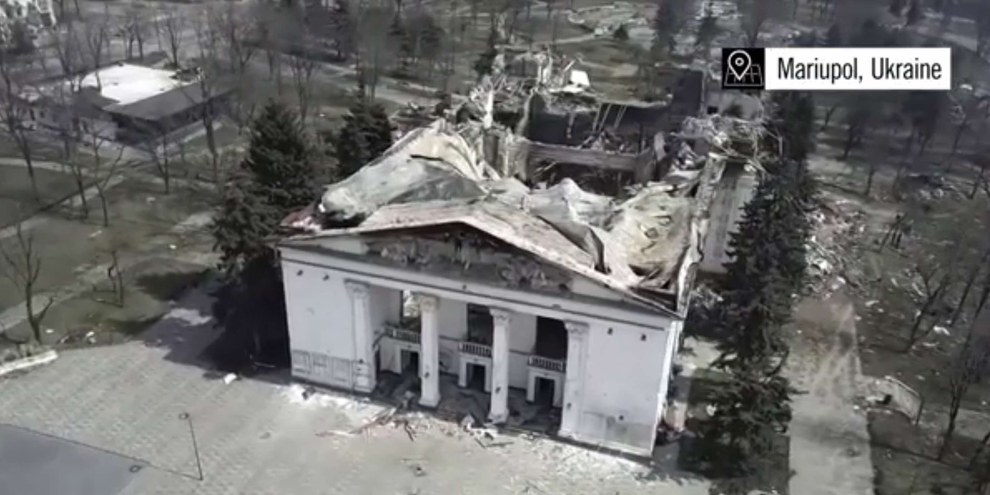 Una parte del tetto del teatro di Mariupol andata distrutta nell'attacco. © Amnesty International (video snapshot)