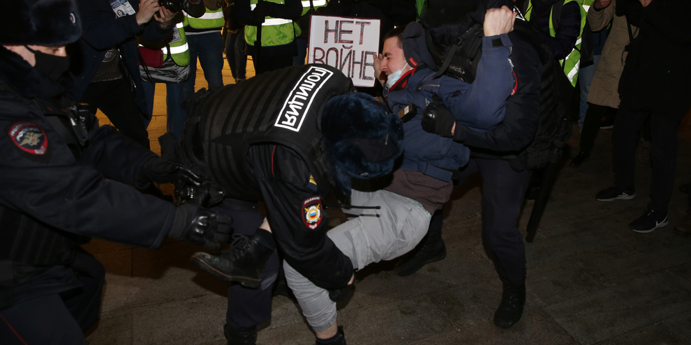 La polizia russa ha represso le manifestazioni contro la guerra. Come si vede qui in piazza Pushkinskaya, Mosca, il 24 febbraio 2022. Konstantin Zavrazhin/Getty Images