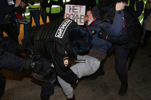 Il Cremlino censura i media e disperde i manifestanti contrari all'invasione dell'Ucraina
